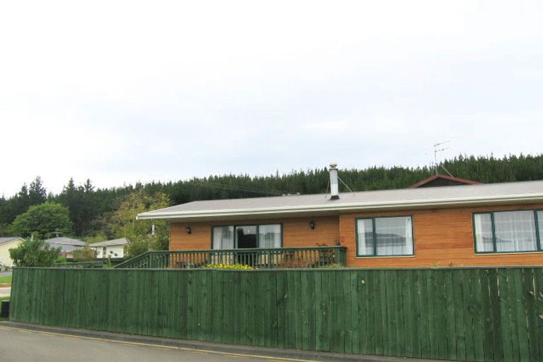 Photo of property in 2 Monarch Grove, Maoribank, Upper Hutt, 5018