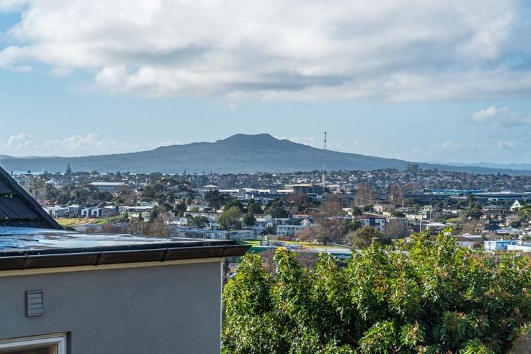 Photo of property in 2/114 Ocean View Road, Northcote, Auckland, 0627