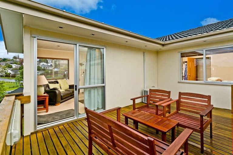 Photo of property in 4 Tetrarch Place, Totara Vale, Auckland, 0629