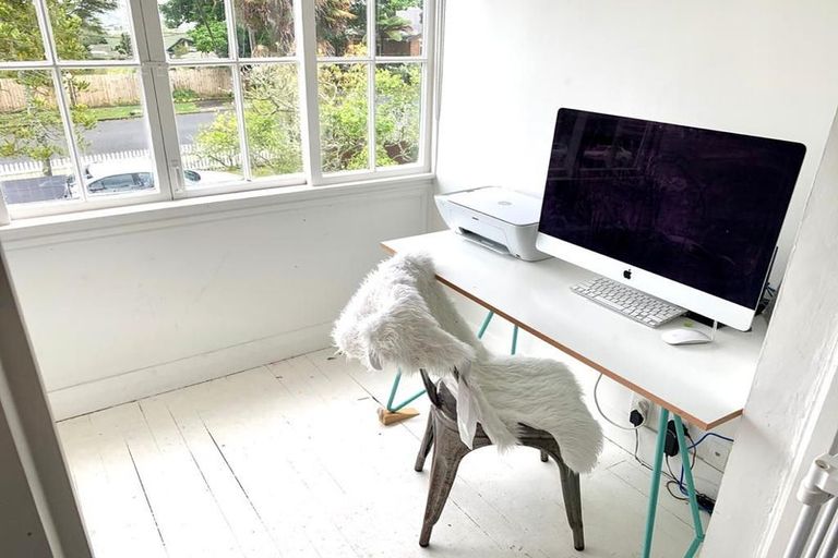 Photo of property in 27 Islington Avenue, New Lynn, Auckland, 0600