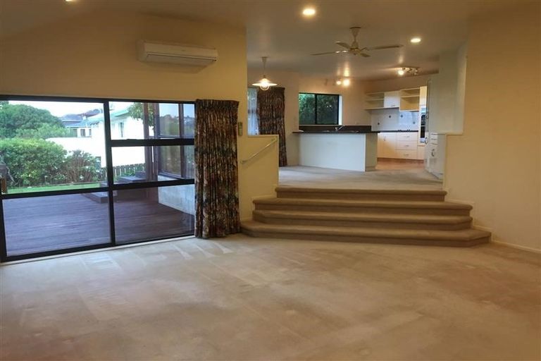 Photo of property in 21 Taupiko Place, Green Bay, Auckland, 0604