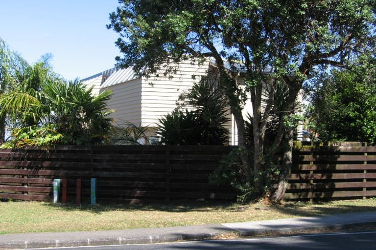 Photo of property in 1/270 Glenvar Road, Torbay, Auckland, 0630