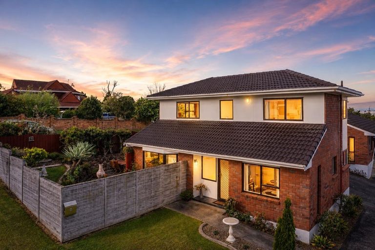 Photo of property in 2/9 Milwaukee Place, Glendene, Auckland, 0602