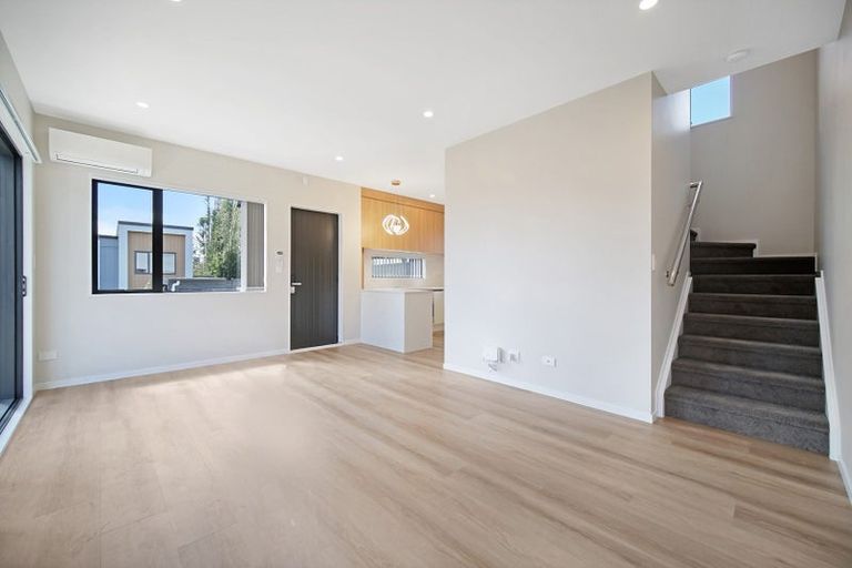 Photo of property in 2 Don Oliver Lane, Glen Eden, 0602