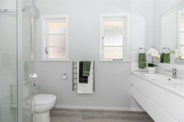 Photo of property in 2 Old Farm Road, Hamilton East, Hamilton, 3216