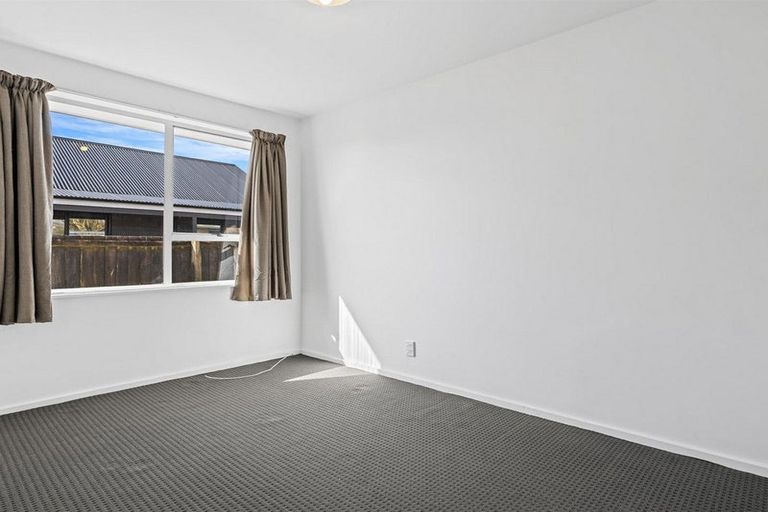 Photo of property in 1/37 Queenspark Drive, Parklands, Christchurch, 8083