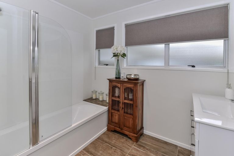 Photo of property in 4 Lipton Grove, Opaheke, Papakura, 2113