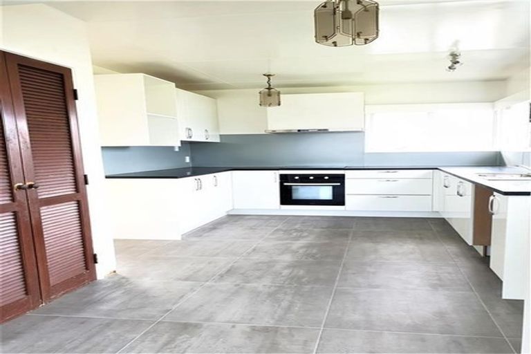 Photo of property in 86 Gossamer Drive, Pakuranga Heights, Auckland, 2010