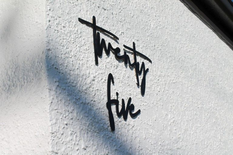 Photo of property in 25 Park Street, Winton, 9720