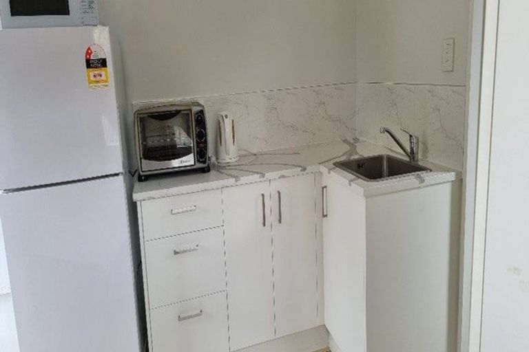 Photo of property in 18 Cheryl Place, Hillcrest, Auckland, 0627