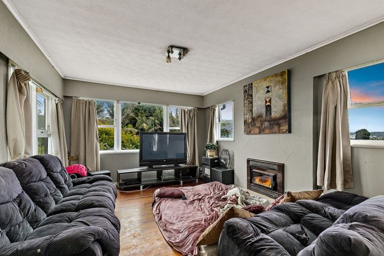 Photo of property in 26 Royal View Road, Te Atatu South, Auckland, 0610