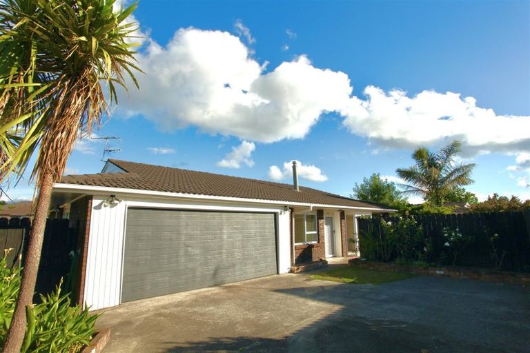 Photo of property in 2/10 Kallaroo Place, Botany Downs, Auckland, 2010