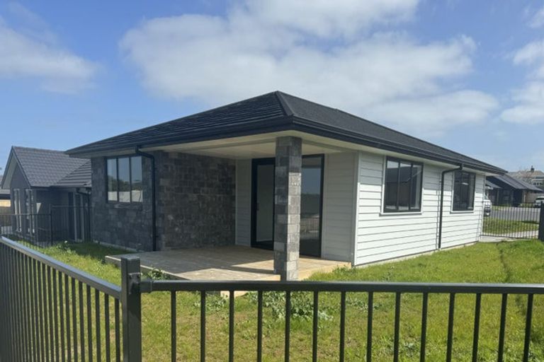 Photo of property in 2 Paapaka Way, Waiuku, 2123
