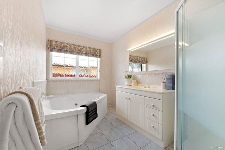 Photo of property in 1 Holly Way, Sunnyhills, Auckland, 2010