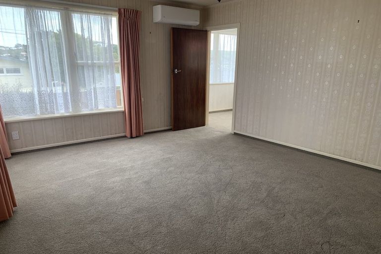 Photo of property in 19 Catherine Crescent, Paparangi, Wellington, 6037