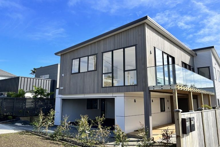 Photo of property in 43 Knights Road, Rothesay Bay, Auckland, 0630