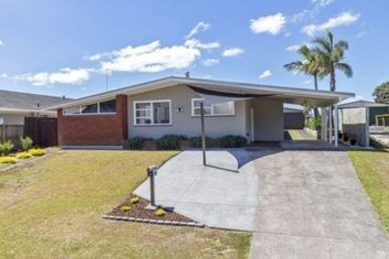 Photo of property in 4 Quibray Place, Botany Downs, Auckland, 2010