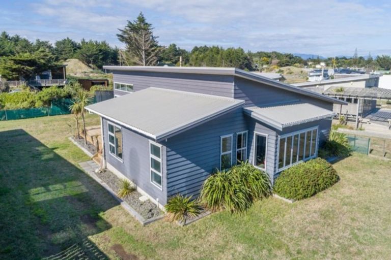 Photo of property in 42 Kent Avenue, Waitarere Beach, Levin, 5510
