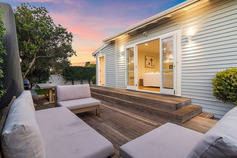 Photo of property in 24 Walmer Road, Point Chevalier, Auckland, 1022