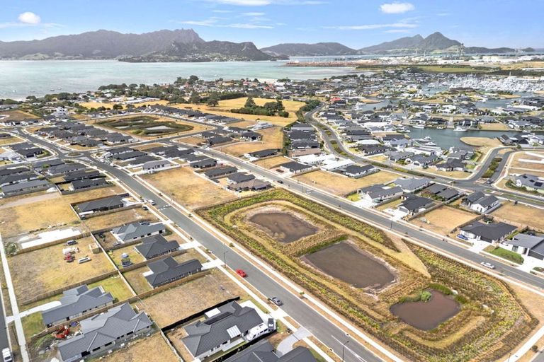 Photo of property in 32 Te Piriti Road, One Tree Point, 0118