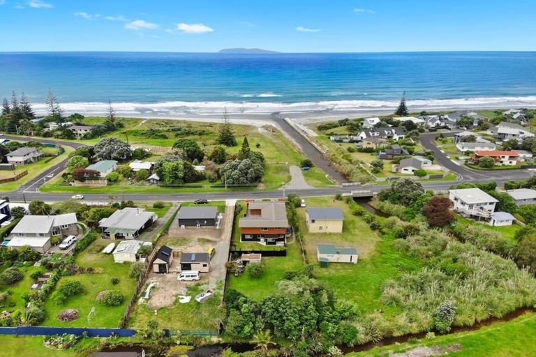 Photo of property in 98 Seaforth Road, Waihi Beach, 3611