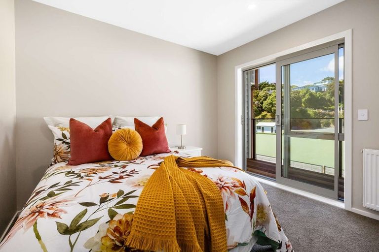 Photo of property in 2/7 Grays Road, Plimmerton, Porirua, 5026