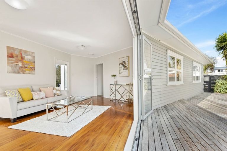 Photo of property in 2 Talavera Place, Te Atatu South, Auckland, 0602