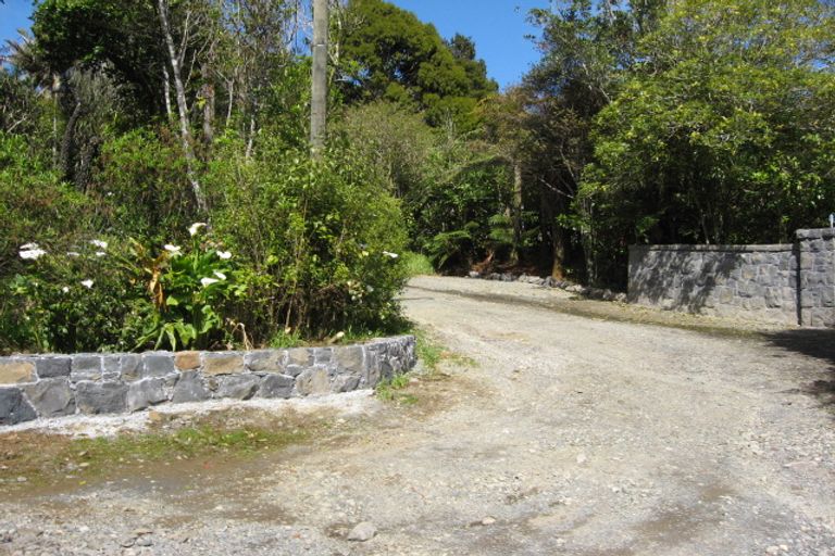 Photo of property in 570 Scenic Drive, Waiatarua, Auckland, 0612