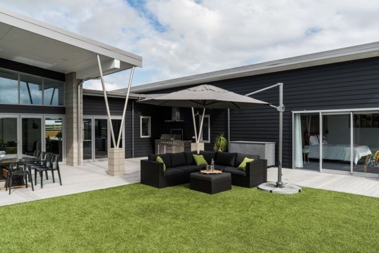 Photo of property in 27 Papareia Road, Karaka, Papakura, 2113