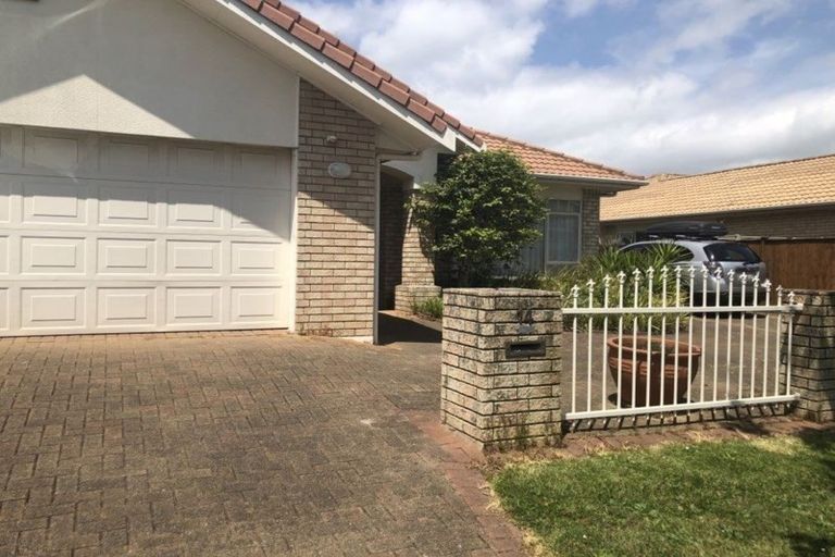 Photo of property in 14 Corta Bella Place, Golflands, Auckland, 2013