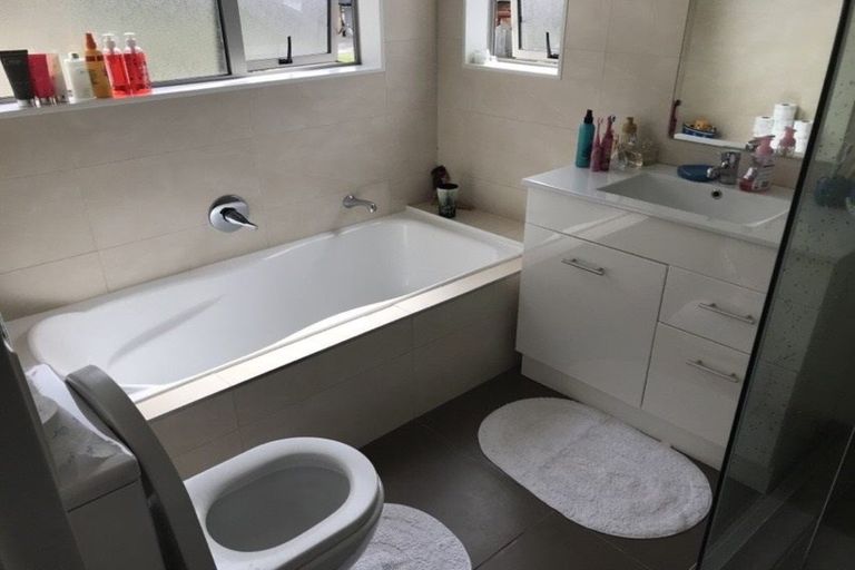 Photo of property in 24 Midhurst Avenue, Henderson, Auckland, 0612