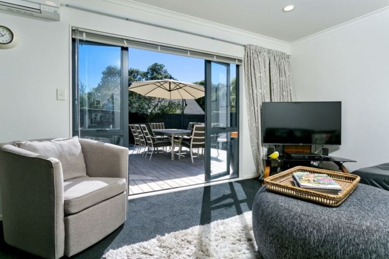 Photo of property in 15 Thornbill Rise, Unsworth Heights, Auckland, 0632