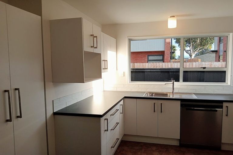 Photo of property in 2/39 Waimairi Road, Upper Riccarton, Christchurch, 8041