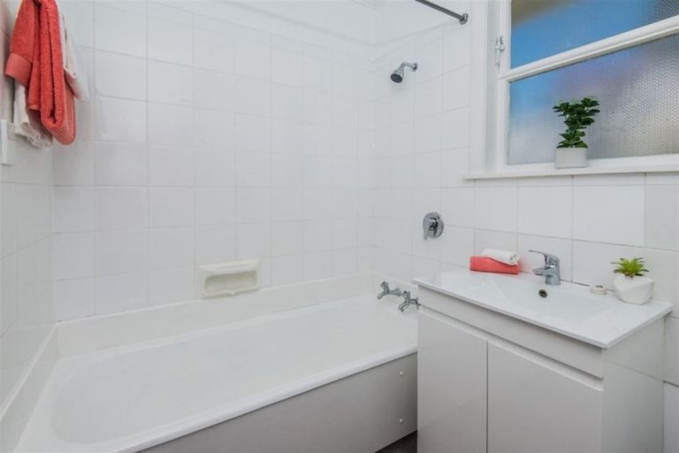 Photo of property in 38 Lyndfield Lane, Newlands, Wellington, 6037