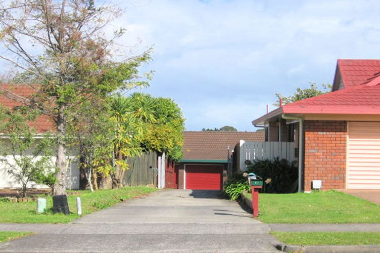 Photo of property in 106 Mirrabooka Avenue, Botany Downs, Auckland, 2010