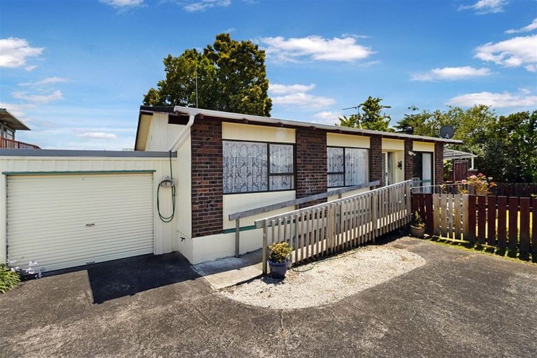 Photo of property in 3/86 Roberts Road, Te Atatu South, Auckland, 0610