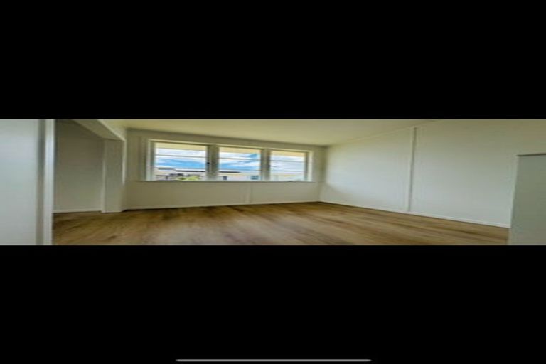 Photo of property in 28 Waione Avenue, Te Atatu Peninsula, Auckland, 0610