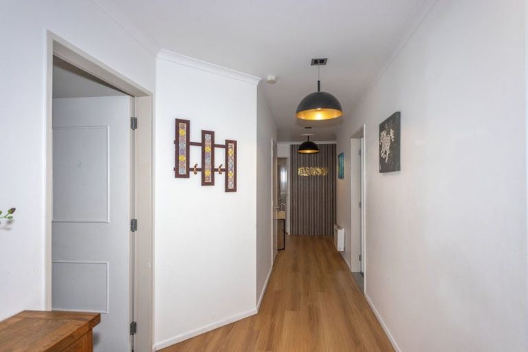 Photo of property in 29 Johnstone Drive, Fitzherbert, Palmerston North, 4410