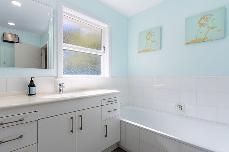 Photo of property in 16 Griffiths Grove, Newlands, Wellington, 6037