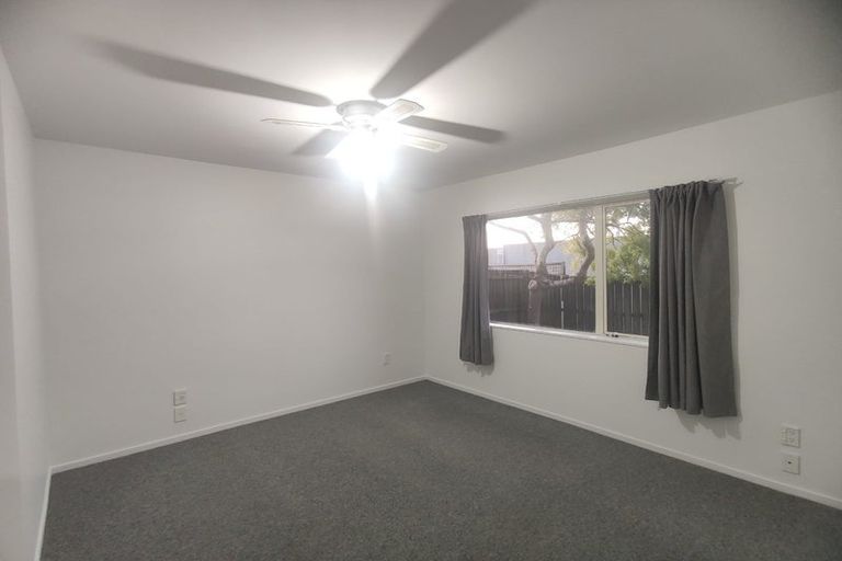 Photo of property in 2/3 Caribbean Drive, Unsworth Heights, Auckland, 0632