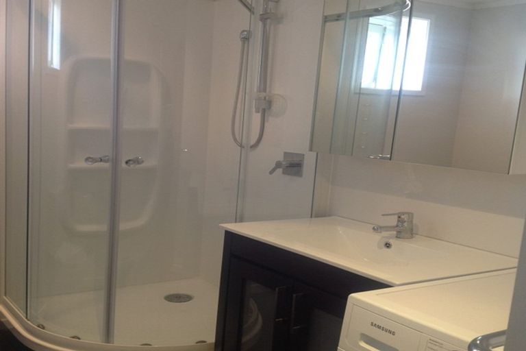 Photo of property in 2/17 Park Road, Glenfield, Auckland, 0629