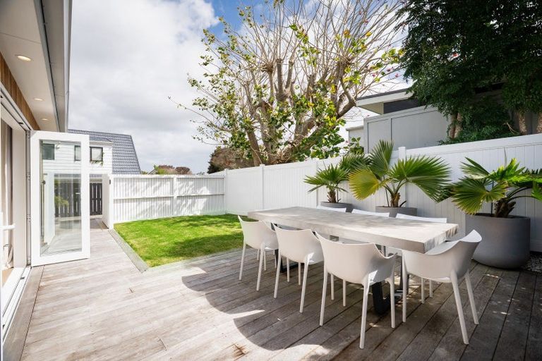 Photo of property in 2/6 Marsh Avenue, Forrest Hill, Auckland, 0620