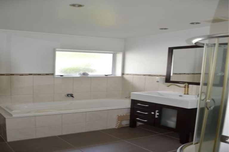 Photo of property in 16 Mirabell Place, Golflands, Auckland, 2013