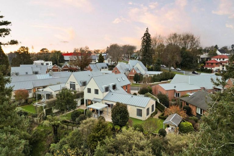 Photo of property in 4 Le Quesnoy Place, Cambridge, 3434