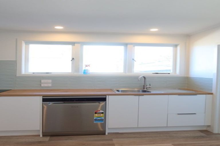 Photo of property in 7 Neil Avenue, Te Atatu Peninsula, Auckland, 0610