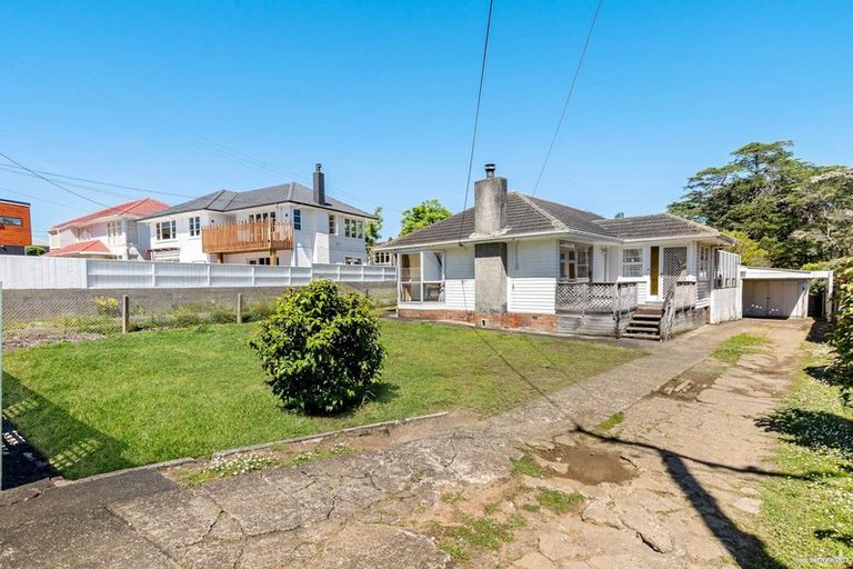 Photo of property in 3 Henderson Valley Road, Henderson, Auckland, 0612