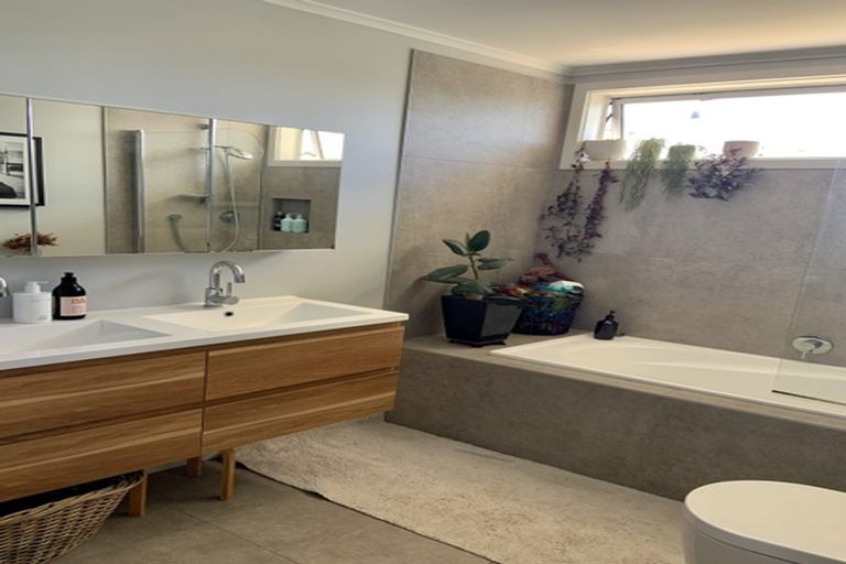 Photo of property in 86 Wharf Road, Te Atatu Peninsula, Auckland, 0610