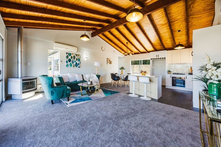 Photo of property in 4/89a Royal Road, Massey, Auckland, 0614