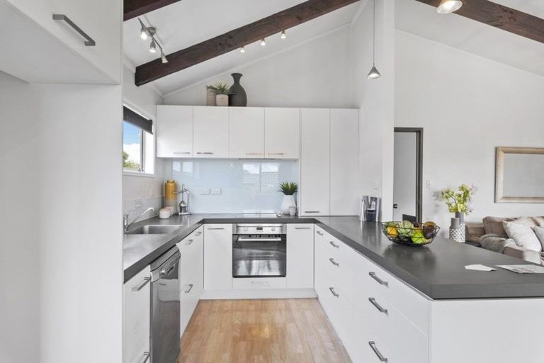 Photo of property in 2/10 Pierce Road, Milford, Auckland, 0620