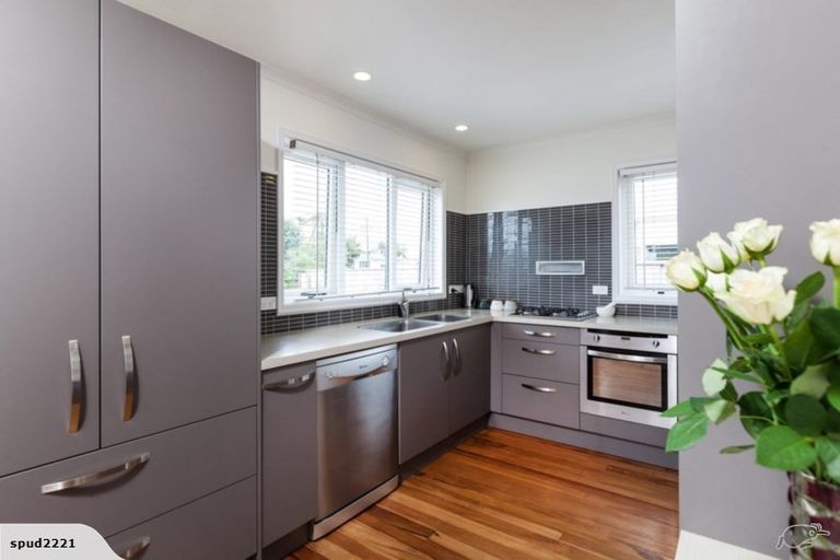 Photo of property in 17 York Crescent, Westown, New Plymouth, 4310